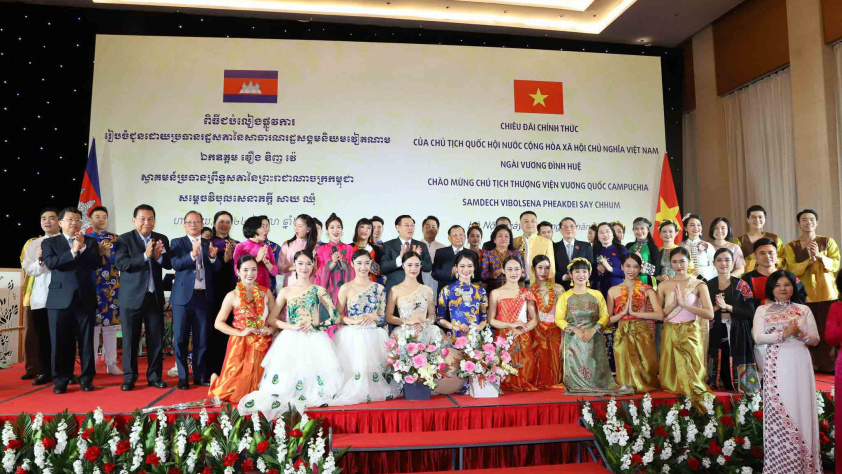 Chủ tịch Quốc hội  Vương Đình Huệ tiếp chủ tịch Thượng viện Vương quốc Campuchia thăm Việt Nam